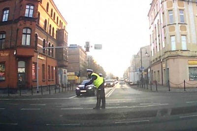 Policjant zirytowany brakiem ogarnięcia kierowcy. Niektórzy nie powinni mieć prawka