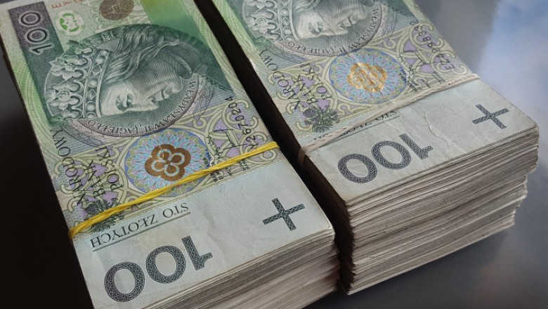 Spakowali milion złotych i zostawili na wycieraczce. Małżeństwo z Krakowa oszukane „na policjanta”