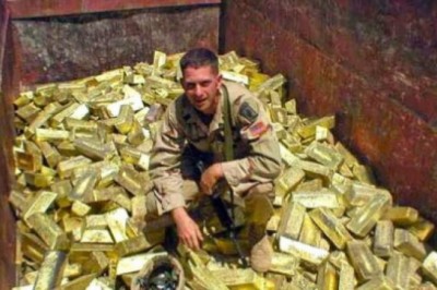 Żołnierz siedzący na stosie złota. Historia zdjęcia z Iraku, które obiegło internet