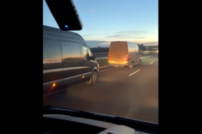 Mercedes ciągnął busa na holu i lecieli ok 140 km/h. Nagranie z autostrady A4