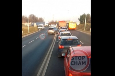 Myślisz, że widziałeś „burackie” zachowanie na drodze? To obczaj kierowcę z Wrocławia