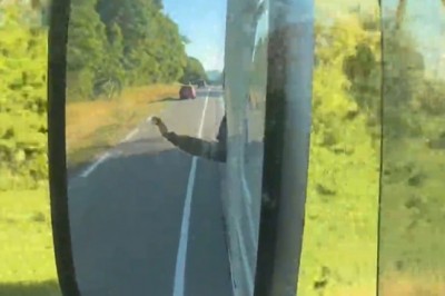 Kierowca TIRa i pasażer na gapę. Ostrzegał go, że nie jedzie do Anglii