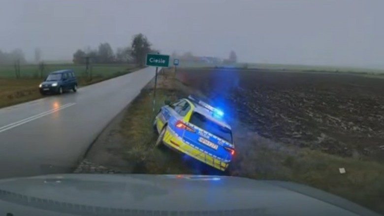 Radiowóz w rowie. 28-letni policjant nie dostosował prędkości do warunków na drodze
