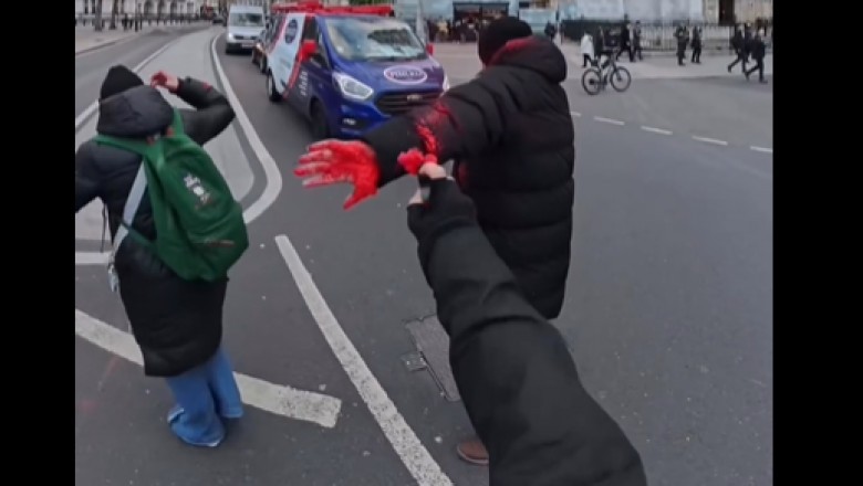 Przyłapał parę na okradaniu turystów. Oblał ich czerwoną farbą i wszystko nagrał