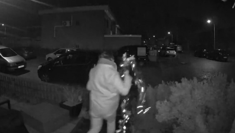 Ukradła świąteczne ozdoby z drzwi. Nie wiedziała, że nagrywa ją kamera