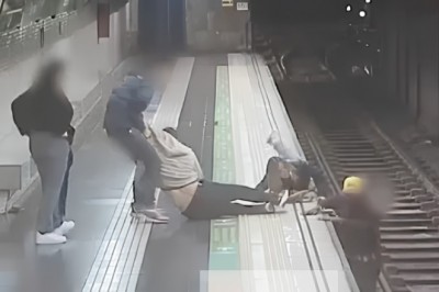 Kobieta wskoczyła na tory w metrze aby ratować mężczyznę. Opublikowano nagranie.