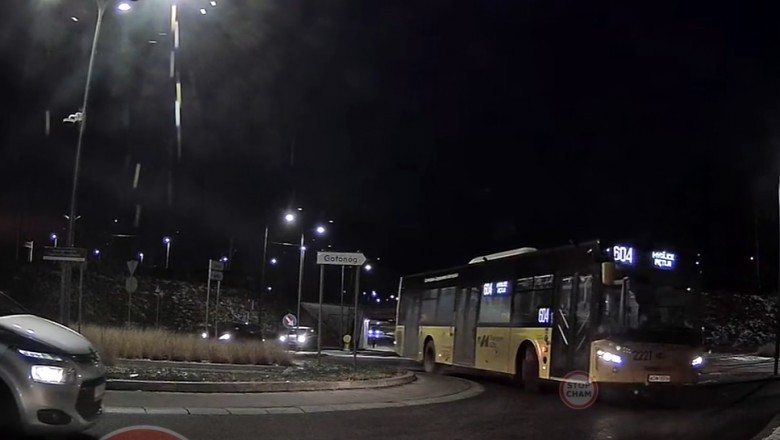 Pod prąd na rondzie autobusem miejskim! Co tu się wydarzyło? Pasażer prowadził?