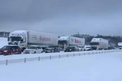 Paraliż na trasie S7, niektórzy stoją nawet 14 godzin. Kierowcy publikują nagrania