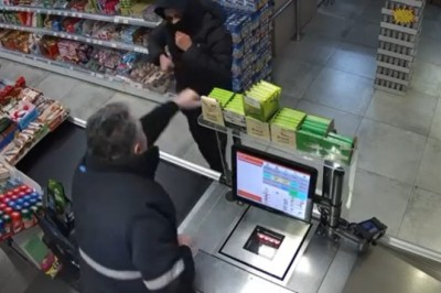 Wpadł do sklepu z plastikowym pistoletem. Sprzedawca go wyśmiał i zaczął gonić