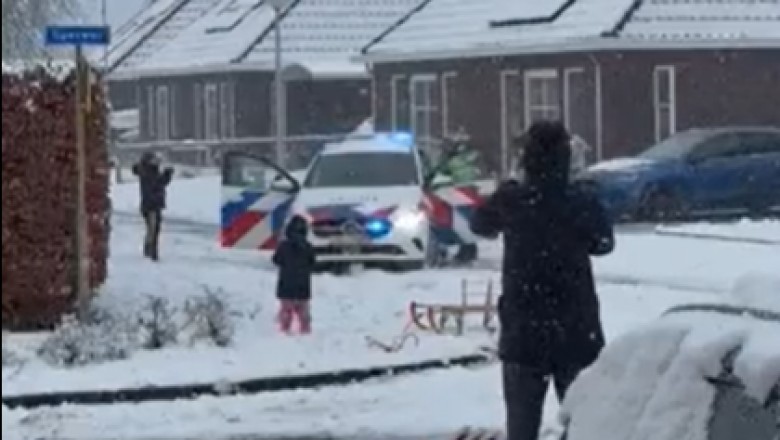 Wyluzowani policjanci kontra dzieciaki na osiedlu. Nie mieli z nimi szans