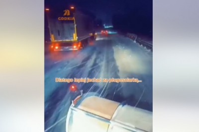 Kierowca TIR-a nie wytrzymał. Wyprzedził pługosolarkę i znalazł się w rowie