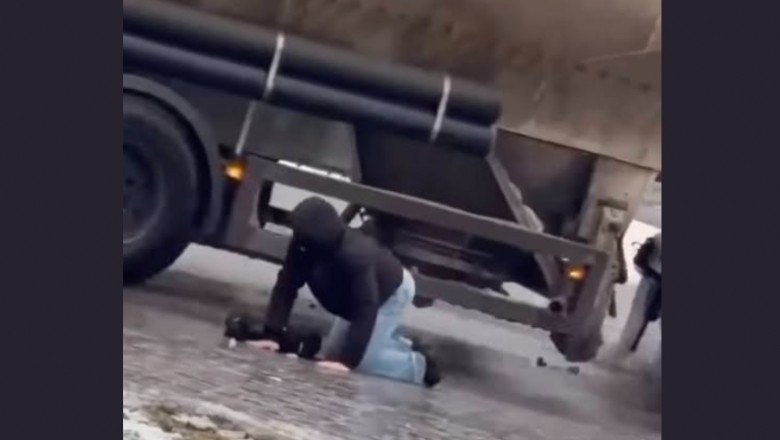 Dramatyczne nagranie z Inowrocławia. Pieszy walczył o lodem tuż przy kołach ciężarówek