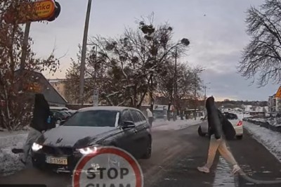 Nagranie z potrącenia dziewczyny przez BMW w Grudziądzu. Nietypowe zachowanie kierowcy i pieszej