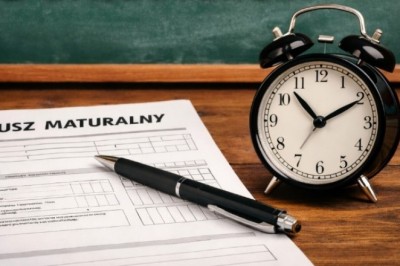 Zostało równo 100 dni do matury. W szkołach rusza odliczanie i sezon studniówek, a wraz z nimi czerwona podwiązka i inne tradycje