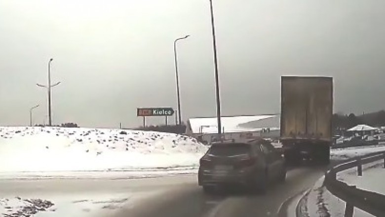 Tak się kończy jazda na zderzaku. Nagranie z kolizji osobówki z TIRem
