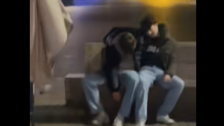 To jest prawdziwa przyjaźń. Dwóch „zmęczonych” kumpli dba o siebie po imprezie