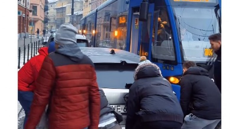 Pasażerowie przestawili auto aby tramwaj mógł dalej jechać. Nagranie z Krakowa
