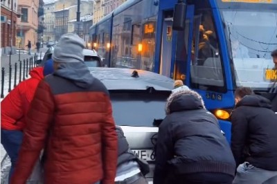 Pasażerowie przestawili auto aby tramwaj mógł dalej jechać. Nagranie z Krakowa