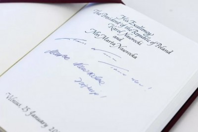 Podpisy Nawrockich pod lupą grafolożki. Co zdradza kilka kresek w księdze?