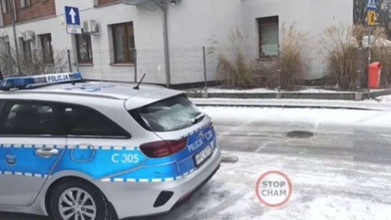 Zaparkowali radiowóz na przejściu dla pieszych i sobie poszli. Będzie mandat?