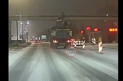 Nagranie niebezpiecznej sytuacji w Bydgoszczy. Kierowca ciężarówki zahaczył o kładkę dla pieszych