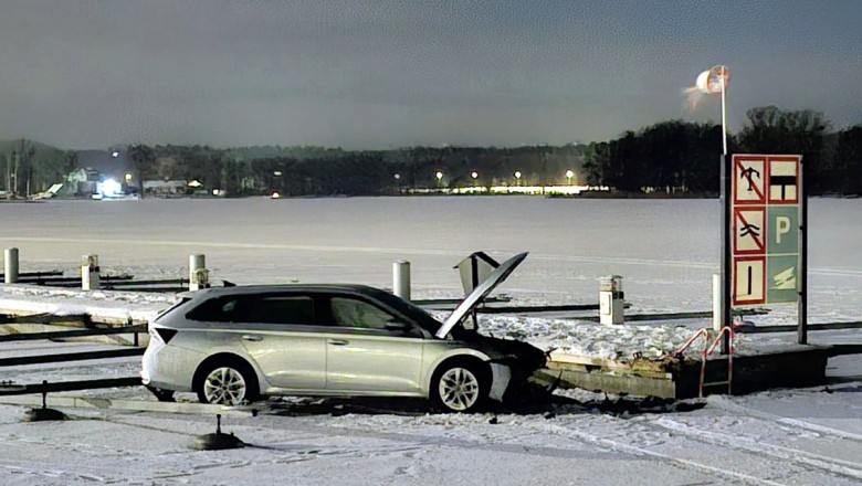 Pijany myślał, że uderzył w latarnię. Okazało się, że wjechał na jezioro i uszkodził pomost