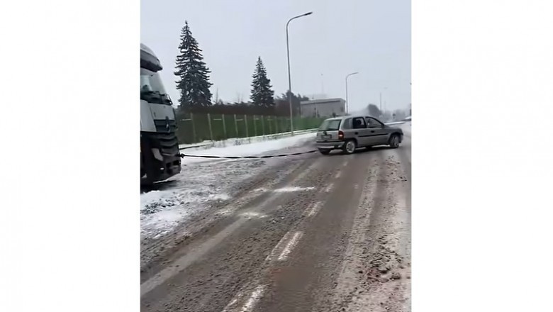 Mały Opel Corsa wyciąga TIR-a z oblodzonego placu. Nagranie hitem internetu