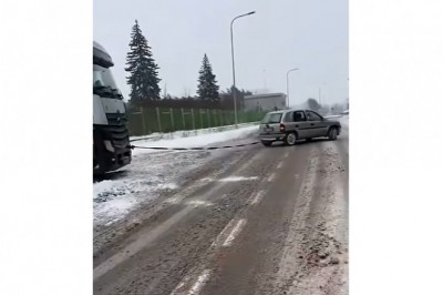 Mały Opel Corsa wyciąga TIR-a z oblodzonego placu. Nagranie hitem internetu