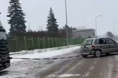 Mały Opel Corsa wyciąga TIR-a z oblodzonego placu. Nagranie hitem internetu
