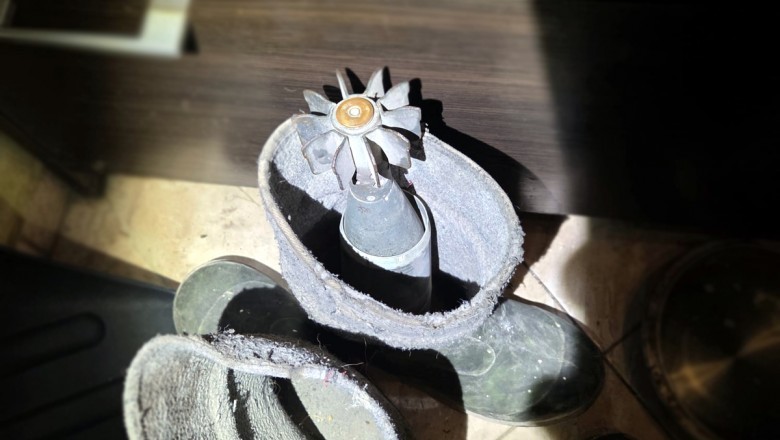 Trzymał pocisk moździerzowy w kaloszu przed domem. Listonosz zgłosił sprawę na policję