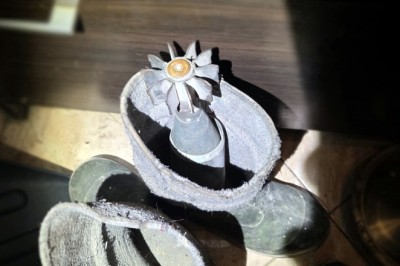 Trzymał pocisk moździerzowy w kaloszu przed domem. Listonosz zgłosił sprawę na policję