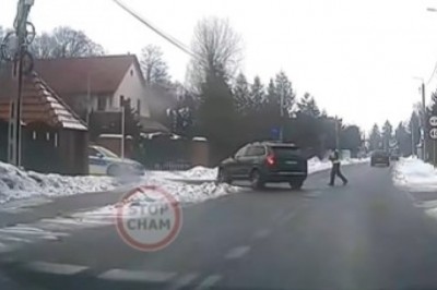 Momentalna karma dla kierowcy Volvo podczas wyprzedzania na podwójnej ciągłej w zabudowanym