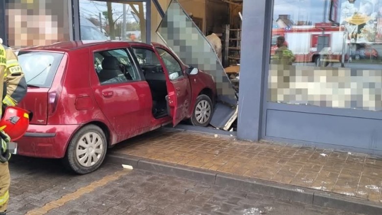 87-letni dziadek wjechał do cukierni w Bytomiu. Policja opublikowała nagranie z monitoringu