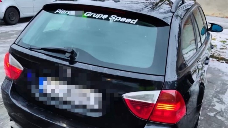 „Pi3*dolę Grupę Speed” na tylnej szybie BMW. Finalnie policja zatrzymała dowód rejestracyjny