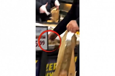 Oblizał palce i odłożył paczka. Chamskie zachowanie uwiecznione na nagraniu z Lidla