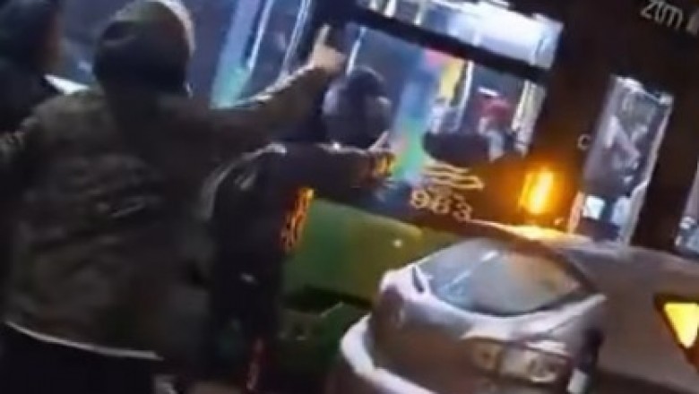 „Hop k*rwa” Chłopaki na spontanie przestawiają auto blokujące torowisko. Nagranie z Poznania