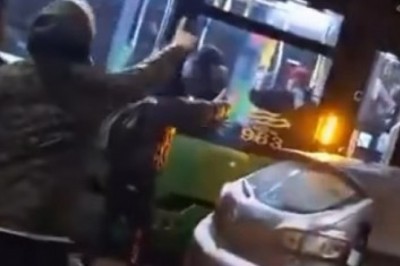 „Hop k*rwa” Chłopaki na spontanie przestawiają auto blokujące torowisko. Nagranie z Poznania