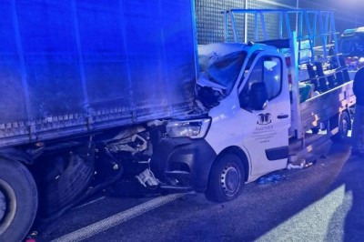 Przez 2 km ciągnął TIRem busa wbitego w naczepę na autostradzie A2