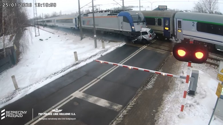 PKP opublikowało nagranie wypadku. Widać moment uderzenia dwóch pociągów w auto osobowe