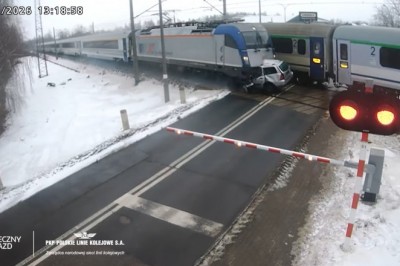 PKP opublikowało nagranie wypadku. Widać moment uderzenia dwóch pociągów w auto osobowe