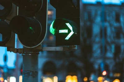 Zielona strzałka bez obowiązkowego „stopu”? Ministerstwo pracuje nad zmianą