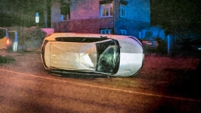 Dachował kradzionym autem, po czym schował się pod kocem i udawał bezdomnego