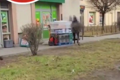 Dostawca Żabki kontra kierowca. Nagranie z awantury na środku osiedlowej uliczki