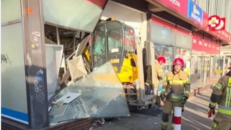 Minikoparka wjechała w aptekę w Szczecinie. Nagranie z miejsca zdarzenia