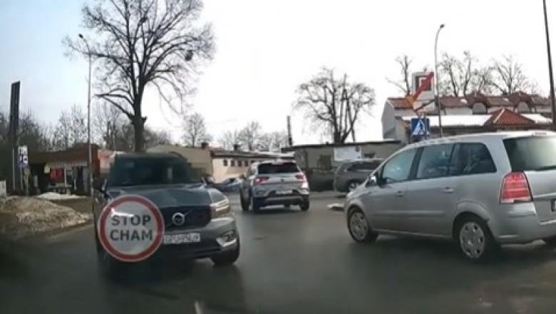 Ludzie wrzucają takie filmy do sieci i jeszcze się żalą. Sytuacja parkingowa z Pucka