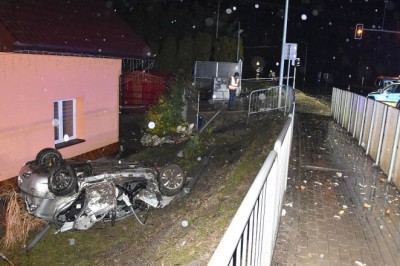 Uciekał z kumplami przed policją prawie 200km/h, dachował na prywatnej posesji i jeszcze zwiewał pieszo