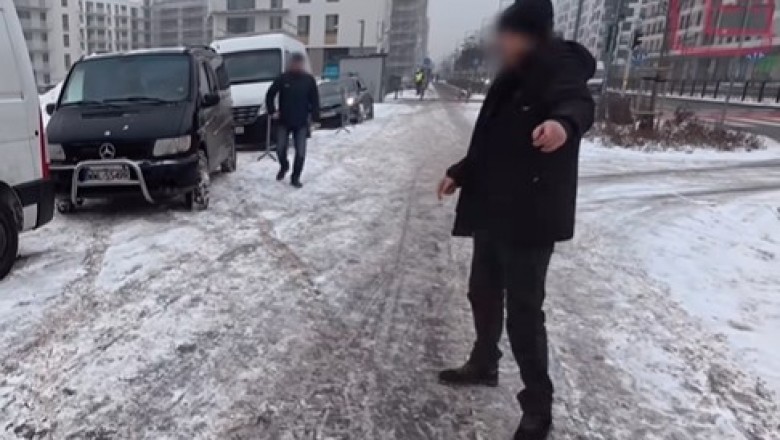 Agresywny kierowca kontra pieszy. Poniosło go po zwróceniu uwagi na parkowanie