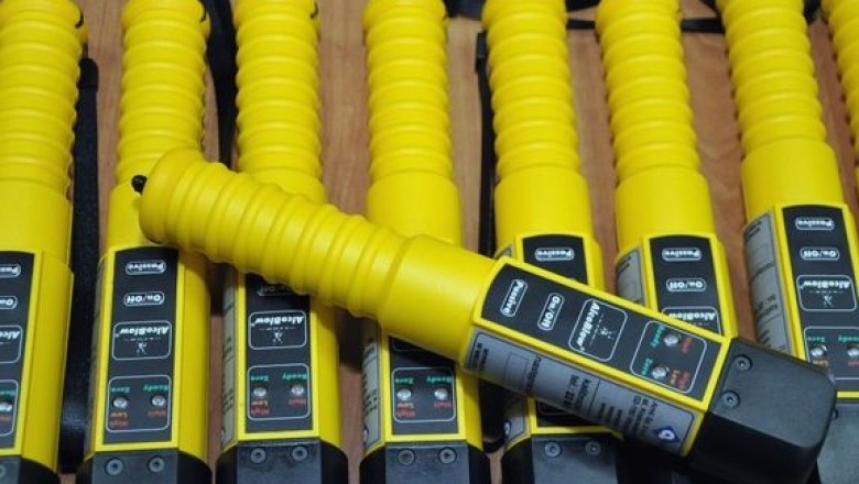 Był tak nawalony, że w policyjnym alkomacie zabrakło skali. Dodatkowo miał już aktywny zakaz prowadzenia pojazdów. Posiedzi 9 miesięcy i zapłaci 15k zł.