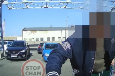 Dostał karnego kut@#! więc zemścił się odrywaniem kołpaków i próbą wyrwania wycieraczek