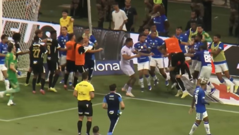 Ogromna bójka na boisku w czasie meczu. Sędzia pokazał aż 23 czerwone kartki